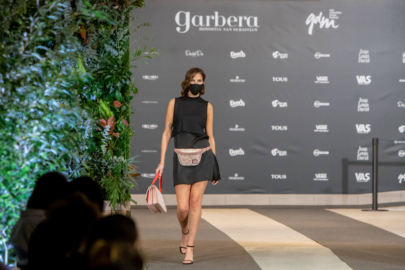 El nuevo parking de Garbera acogió el primer evento presencial de la «era Covid» dentro del GdM San Sebastián Moda Festival. Con el aforo completo, una puesta en escena sorprendente y colorista y un plantel de firmas primer nivel estatal, 15 firmas presentaron sus colecciones otoño-invierno 2020/2021 con un pase final cargado de simbolismo y apoyo al comercio de proximidad.