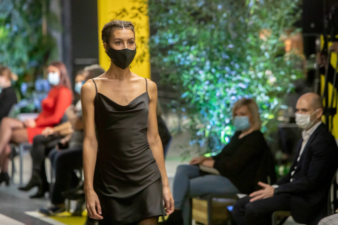 El nuevo parking de Garbera acogió el primer evento presencial de la «era Covid» dentro del GdM San Sebastián Moda Festival. Con el aforo completo, una puesta en escena sorprendente y colorista y un plantel de firmas primer nivel estatal, 15 firmas presentaron sus colecciones otoño-invierno 2020/2021 con un pase final cargado de simbolismo y apoyo al comercio de proximidad.