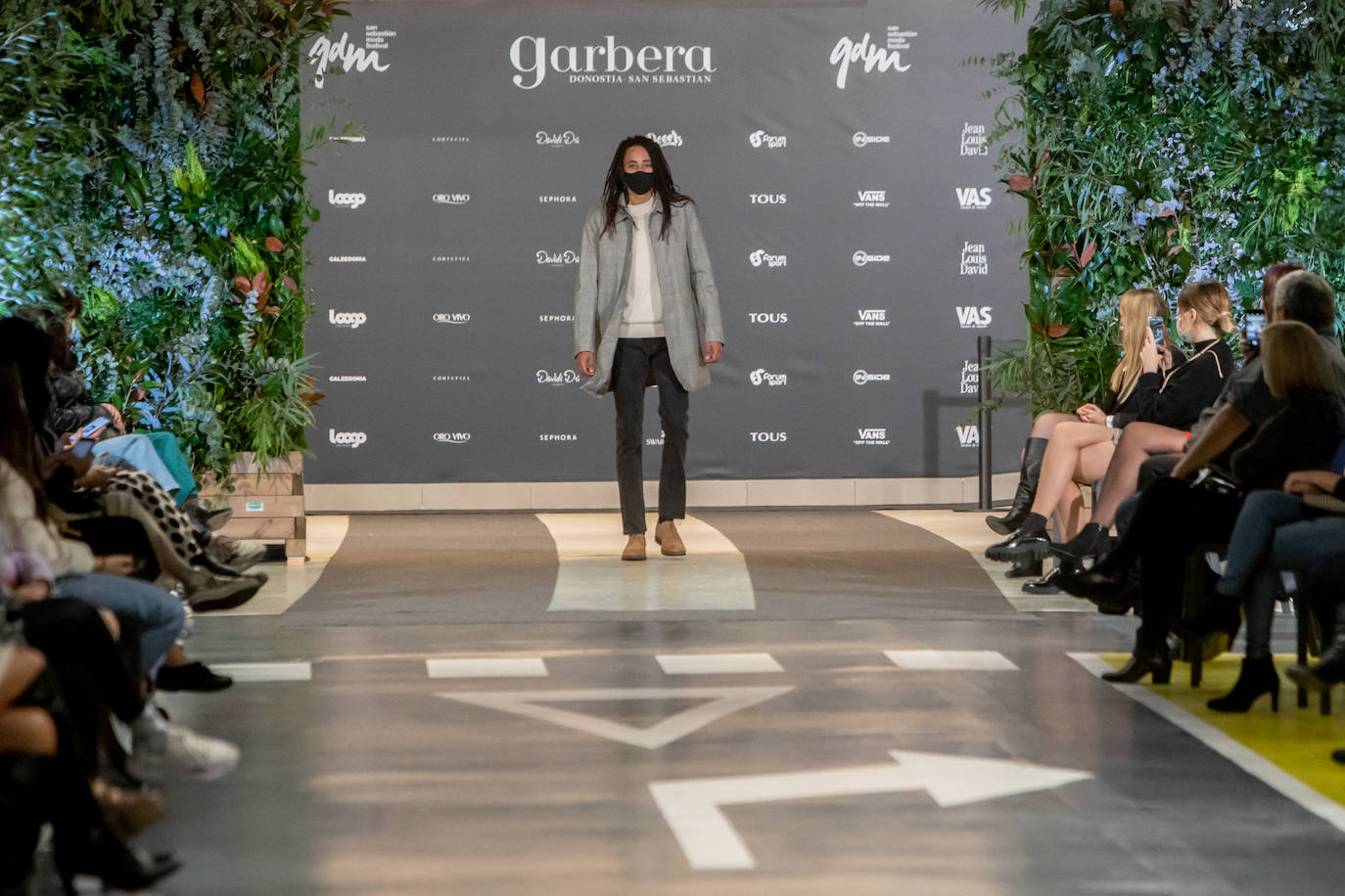 El nuevo parking de Garbera acogió el primer evento presencial de la «era Covid» dentro del GdM San Sebastián Moda Festival. Con el aforo completo, una puesta en escena sorprendente y colorista y un plantel de firmas primer nivel estatal, 15 firmas presentaron sus colecciones otoño-invierno 2020/2021 con un pase final cargado de simbolismo y apoyo al comercio de proximidad.