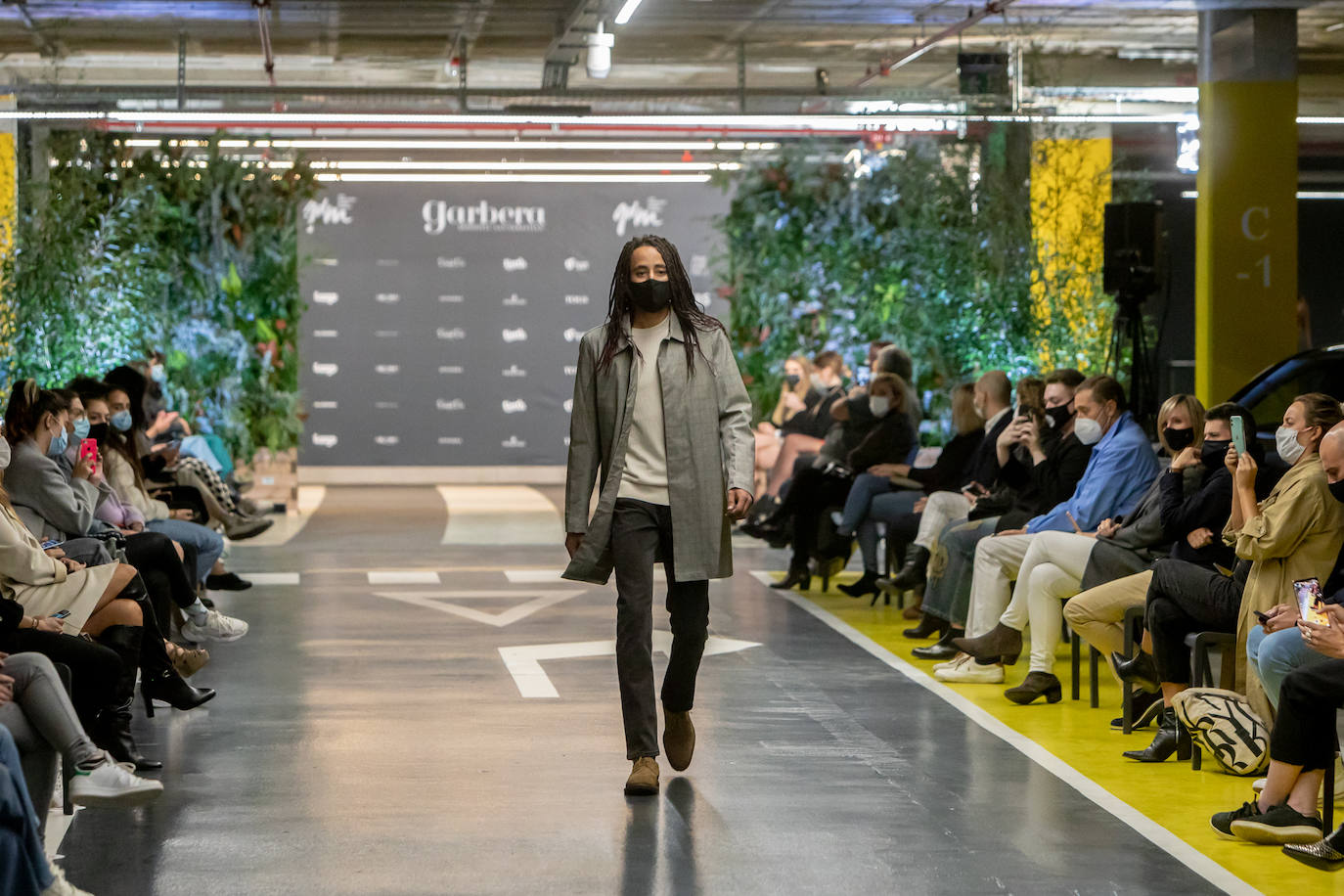 El nuevo parking de Garbera acogió el primer evento presencial de la «era Covid» dentro del GdM San Sebastián Moda Festival. Con el aforo completo, una puesta en escena sorprendente y colorista y un plantel de firmas primer nivel estatal, 15 firmas presentaron sus colecciones otoño-invierno 2020/2021 con un pase final cargado de simbolismo y apoyo al comercio de proximidad.