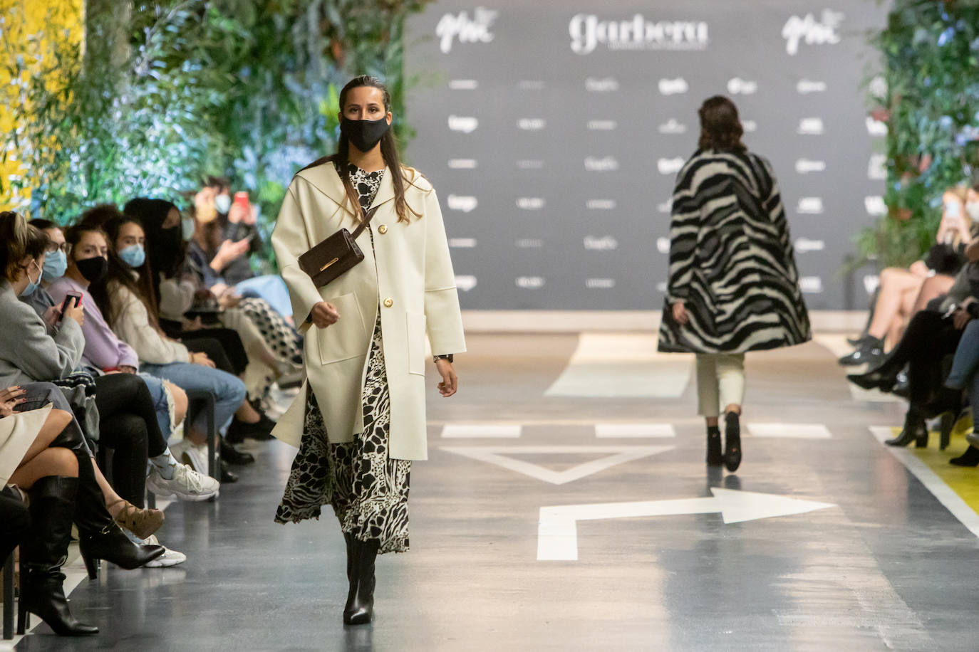 El nuevo parking de Garbera acogió el primer evento presencial de la «era Covid» dentro del GdM San Sebastián Moda Festival. Con el aforo completo, una puesta en escena sorprendente y colorista y un plantel de firmas primer nivel estatal, 15 firmas presentaron sus colecciones otoño-invierno 2020/2021 con un pase final cargado de simbolismo y apoyo al comercio de proximidad.
