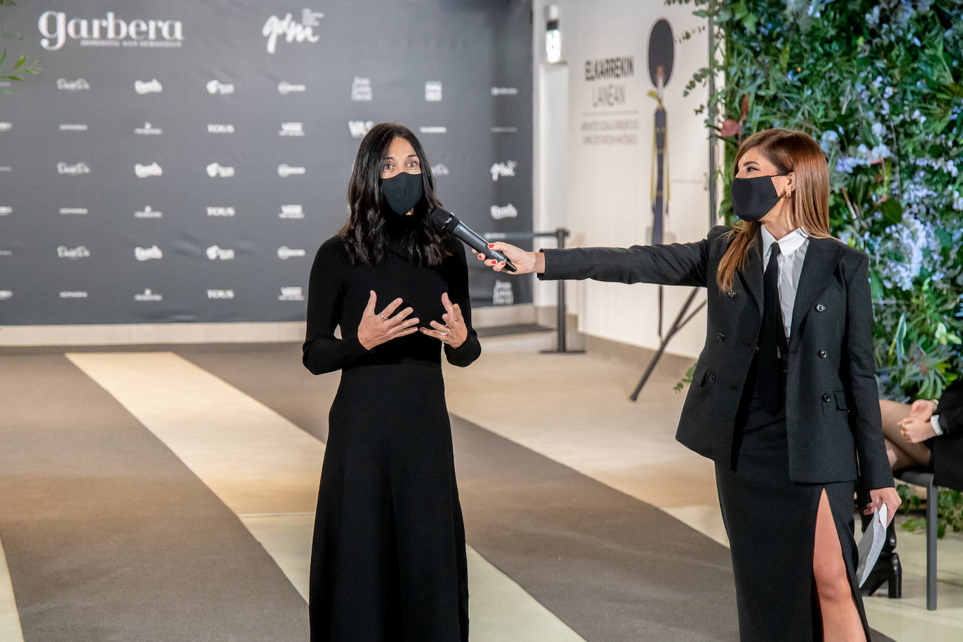 El nuevo parking de Garbera acogió el primer evento presencial de la «era Covid» dentro del GdM San Sebastián Moda Festival. Con el aforo completo, una puesta en escena sorprendente y colorista y un plantel de firmas primer nivel estatal, 15 firmas presentaron sus colecciones otoño-invierno 2020/2021 con un pase final cargado de simbolismo y apoyo al comercio de proximidad.