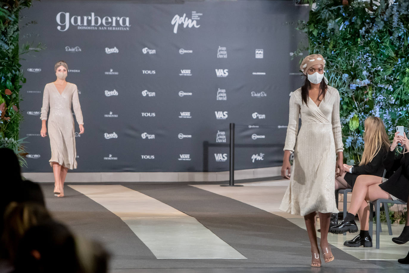 El nuevo parking de Garbera acogió el primer evento presencial de la «era Covid» dentro del GdM San Sebastián Moda Festival. Con el aforo completo, una puesta en escena sorprendente y colorista y un plantel de firmas primer nivel estatal, 15 firmas presentaron sus colecciones otoño-invierno 2020/2021 con un pase final cargado de simbolismo y apoyo al comercio de proximidad.
