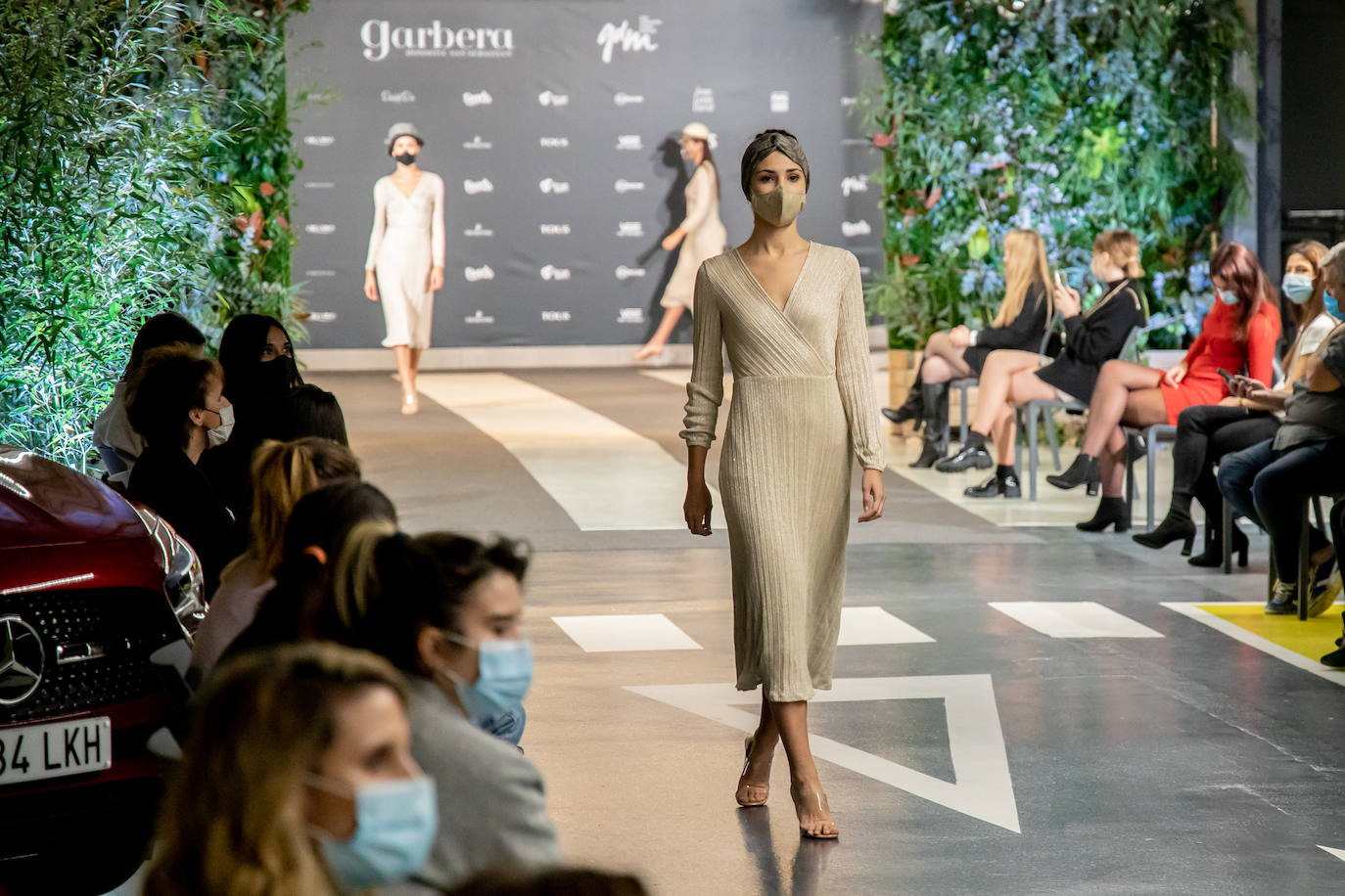 El nuevo parking de Garbera acogió el primer evento presencial de la «era Covid» dentro del GdM San Sebastián Moda Festival. Con el aforo completo, una puesta en escena sorprendente y colorista y un plantel de firmas primer nivel estatal, 15 firmas presentaron sus colecciones otoño-invierno 2020/2021 con un pase final cargado de simbolismo y apoyo al comercio de proximidad.