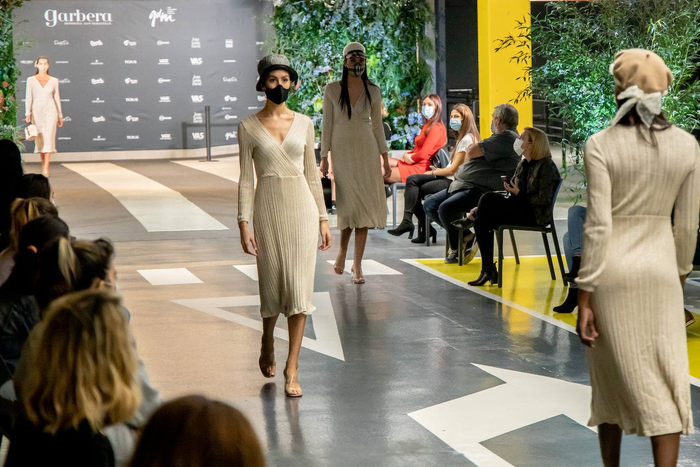 El nuevo parking de Garbera acogió el primer evento presencial de la «era Covid» dentro del GdM San Sebastián Moda Festival. Con el aforo completo, una puesta en escena sorprendente y colorista y un plantel de firmas primer nivel estatal, 15 firmas presentaron sus colecciones otoño-invierno 2020/2021 con un pase final cargado de simbolismo y apoyo al comercio de proximidad.