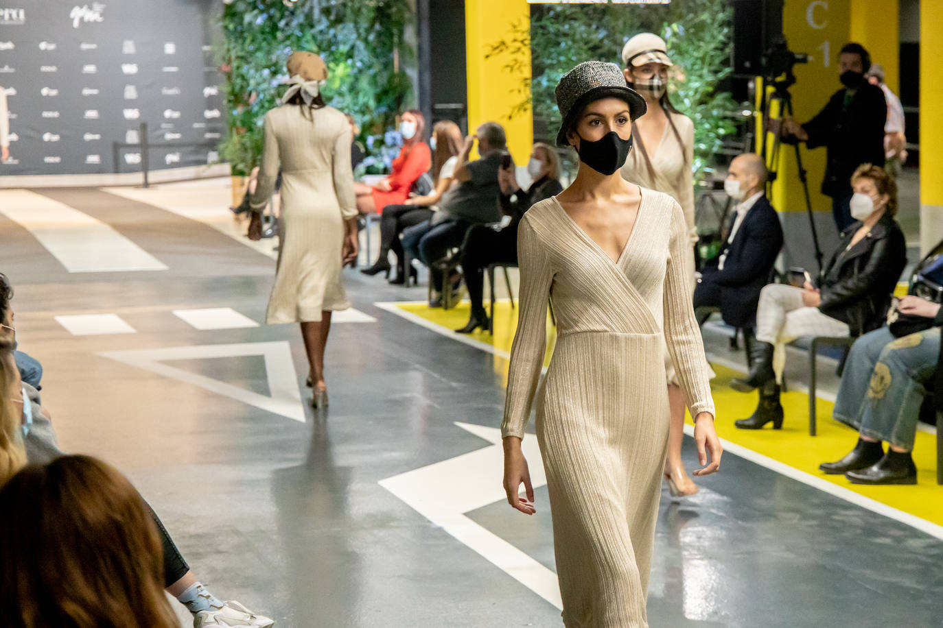 El nuevo parking de Garbera acogió el primer evento presencial de la «era Covid» dentro del GdM San Sebastián Moda Festival. Con el aforo completo, una puesta en escena sorprendente y colorista y un plantel de firmas primer nivel estatal, 15 firmas presentaron sus colecciones otoño-invierno 2020/2021 con un pase final cargado de simbolismo y apoyo al comercio de proximidad.