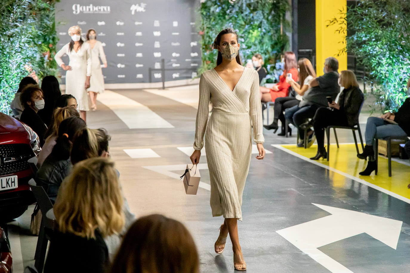 El nuevo parking de Garbera acogió el primer evento presencial de la «era Covid» dentro del GdM San Sebastián Moda Festival. Con el aforo completo, una puesta en escena sorprendente y colorista y un plantel de firmas primer nivel estatal, 15 firmas presentaron sus colecciones otoño-invierno 2020/2021 con un pase final cargado de simbolismo y apoyo al comercio de proximidad.