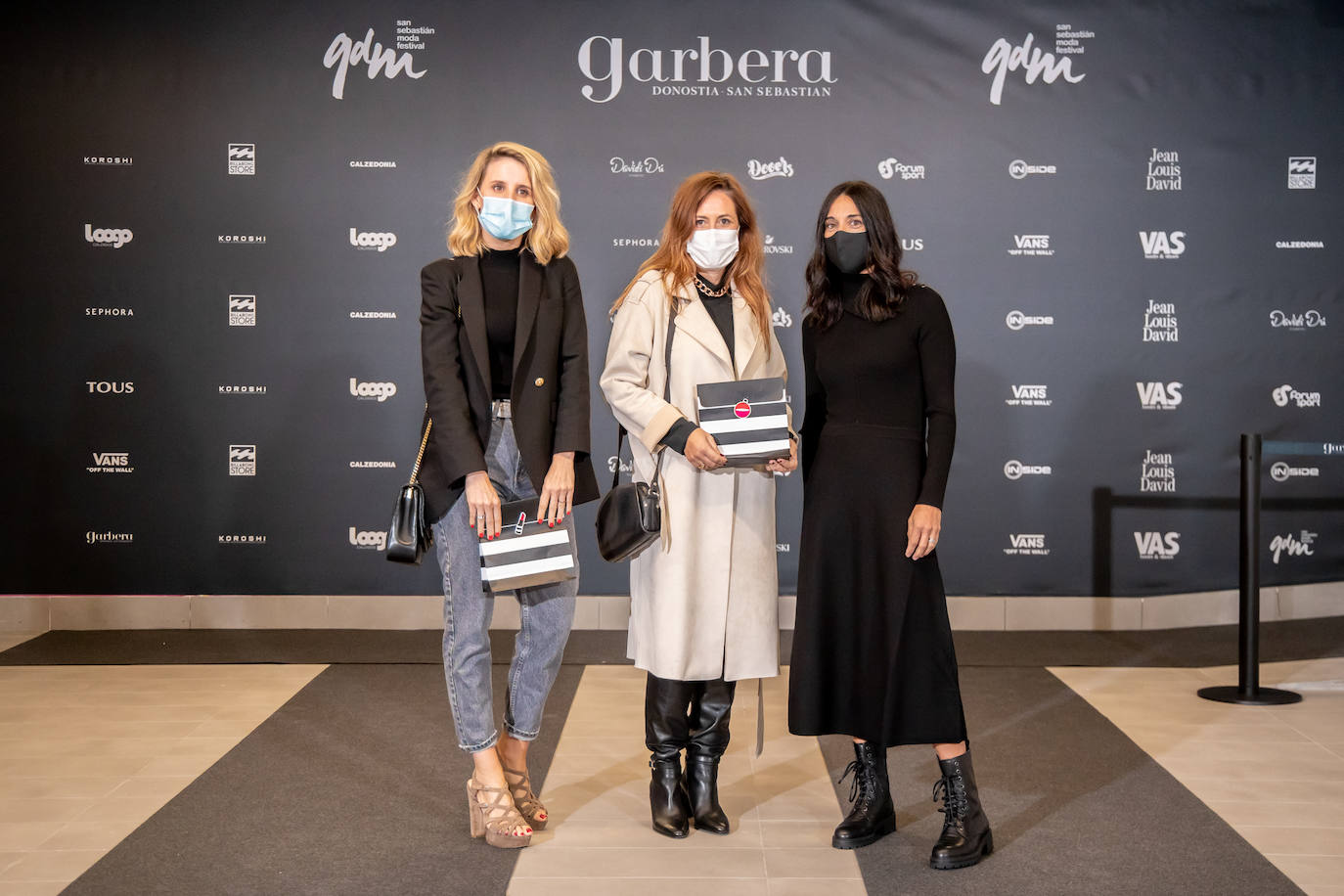 El nuevo parking de Garbera acogió el primer evento presencial de la «era Covid» dentro del GdM San Sebastián Moda Festival. Con el aforo completo, una puesta en escena sorprendente y colorista y un plantel de firmas primer nivel estatal, 15 firmas presentaron sus colecciones otoño-invierno 2020/2021 con un pase final cargado de simbolismo y apoyo al comercio de proximidad.