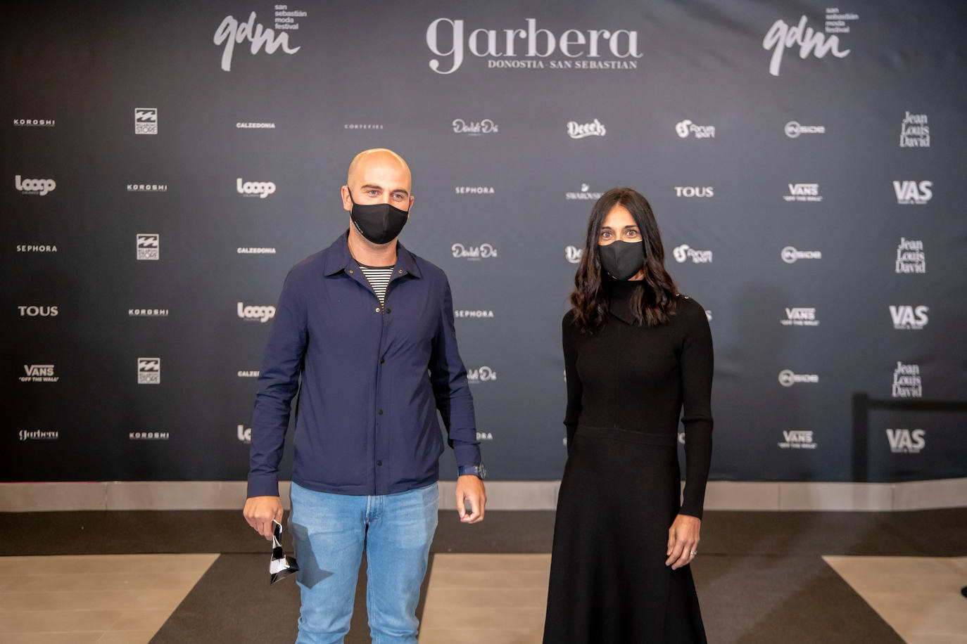 El nuevo parking de Garbera acogió el primer evento presencial de la «era Covid» dentro del GdM San Sebastián Moda Festival. Con el aforo completo, una puesta en escena sorprendente y colorista y un plantel de firmas primer nivel estatal, 15 firmas presentaron sus colecciones otoño-invierno 2020/2021 con un pase final cargado de simbolismo y apoyo al comercio de proximidad.