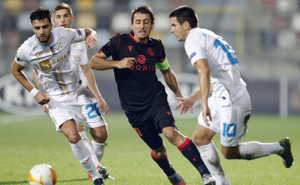 Mikel Oyarzabal intenta escaparseentre los jugadores del RijekaEscoval y Pavicic. 