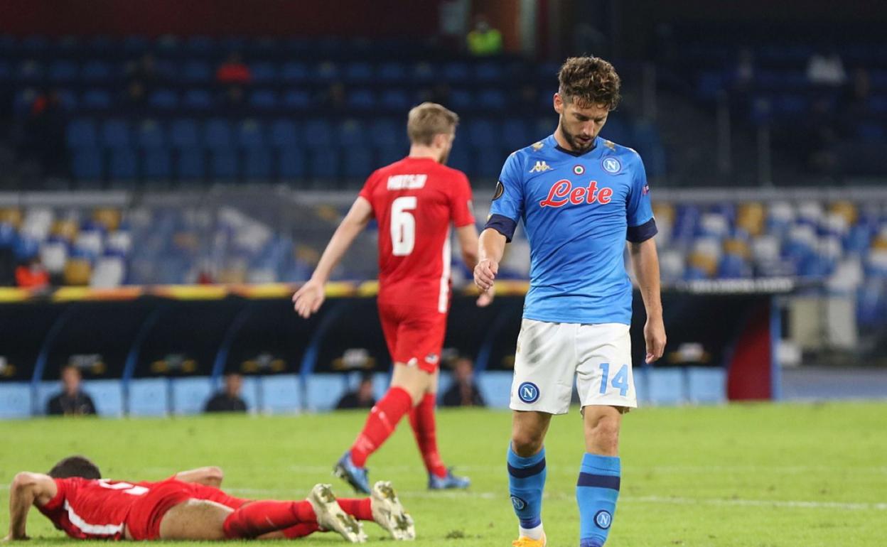 Dries Mertens, cabizbajo en la derrota del Nápoles anoche ante el AZ Alkmaar. 