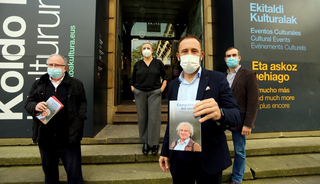 Itxaso, en el centro, junto a Rodríguez Aizpeolea, Orúe y Fernández Soldevilla ayer en Donostia. 
