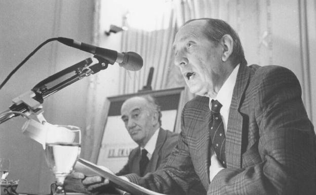 Delibes da una conferencia en el Aula de DV, en 1989, con su amigo Juan Mari Peña como presentador.
