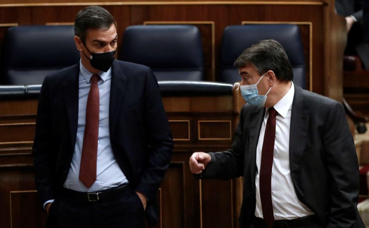 Moción de censura. Pedro Sánchez y Aitor Esteban conversan el miércoles en el Congreso en un receso de la sesión parlamentaria