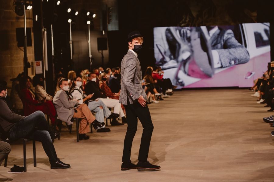 Un catalógo 2021 con propuestas para todo tipo de novios. La firma ha reunido propuestas para todo tipo de ceremonias, desde las más íntimas a las más sociales. La puesta en escena se ha complementado con los diseños de novia más destacados de la firma Yolanda Torres.