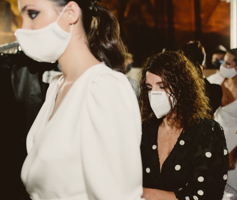 Un catalógo 2021 con propuestas para todo tipo de novios. La firma ha reunido propuestas para todo tipo de ceremonias, desde las más íntimas a las más sociales. La puesta en escena se ha complementado con los diseños de novia más destacados de la firma Yolanda Torres.