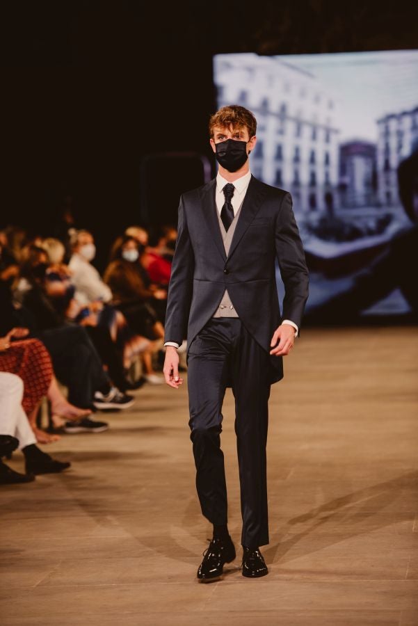 Un catalógo 2021 con propuestas para todo tipo de novios. La firma ha reunido propuestas para todo tipo de ceremonias, desde las más íntimas a las más sociales. La puesta en escena se ha complementado con los diseños de novia más destacados de la firma Yolanda Torres.