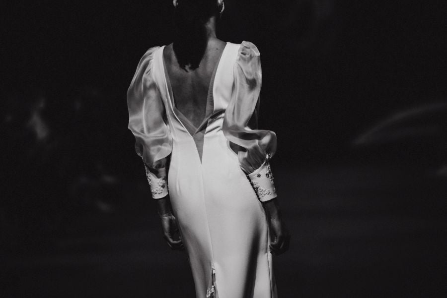 Un catalógo 2021 con propuestas para todo tipo de novios. La firma ha reunido propuestas para todo tipo de ceremonias, desde las más íntimas a las más sociales. La puesta en escena se ha complementado con los diseños de novia más destacados de la firma Yolanda Torres.