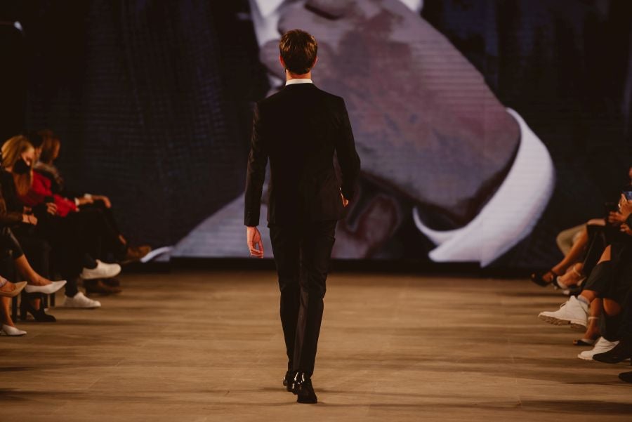 Un catalógo 2021 con propuestas para todo tipo de novios. La firma ha reunido propuestas para todo tipo de ceremonias, desde las más íntimas a las más sociales. La puesta en escena se ha complementado con los diseños de novia más destacados de la firma Yolanda Torres.