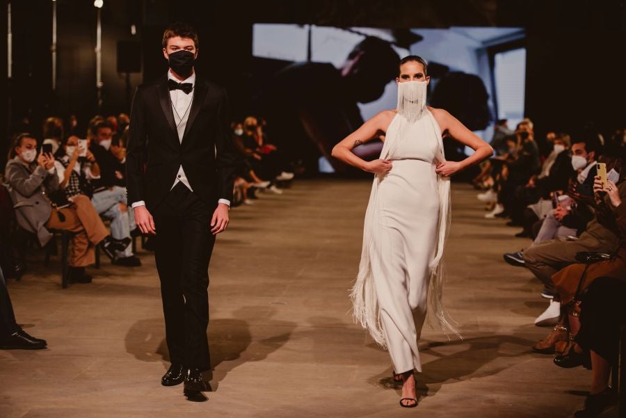 Un catalógo 2021 con propuestas para todo tipo de novios. La firma ha reunido propuestas para todo tipo de ceremonias, desde las más íntimas a las más sociales. La puesta en escena se ha complementado con los diseños de novia más destacados de la firma Yolanda Torres.