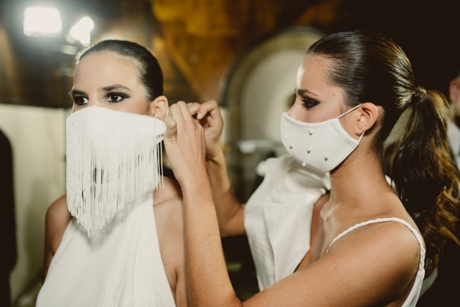 Un catalógo 2021 con propuestas para todo tipo de novios. La firma ha reunido propuestas para todo tipo de ceremonias, desde las más íntimas a las más sociales. La puesta en escena se ha complementado con los diseños de novia más destacados de la firma Yolanda Torres.