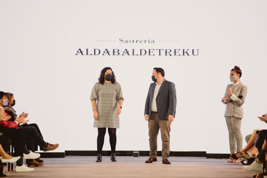 Un catalógo 2021 con propuestas para todo tipo de novios. La firma ha reunido propuestas para todo tipo de ceremonias, desde las más íntimas a las más sociales. La puesta en escena se ha complementado con los diseños de novia más destacados de la firma Yolanda Torres.