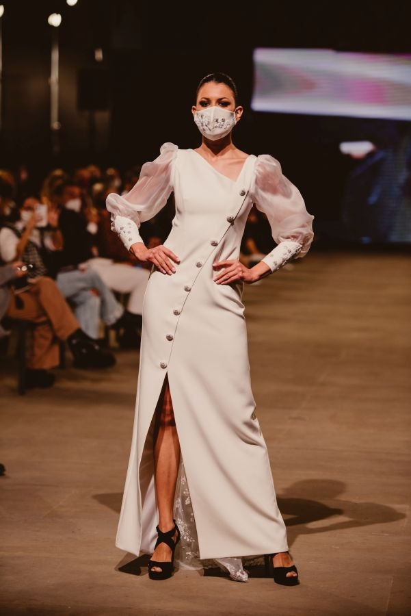 Un catalógo 2021 con propuestas para todo tipo de novios. La firma ha reunido propuestas para todo tipo de ceremonias, desde las más íntimas a las más sociales. La puesta en escena se ha complementado con los diseños de novia más destacados de la firma Yolanda Torres.