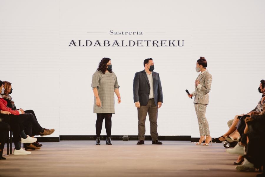 Un catalógo 2021 con propuestas para todo tipo de novios. La firma ha reunido propuestas para todo tipo de ceremonias, desde las más íntimas a las más sociales. La puesta en escena se ha complementado con los diseños de novia más destacados de la firma Yolanda Torres.