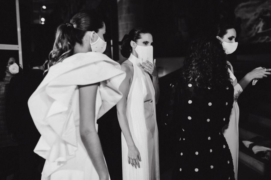 Un catalógo 2021 con propuestas para todo tipo de novios. La firma ha reunido propuestas para todo tipo de ceremonias, desde las más íntimas a las más sociales. La puesta en escena se ha complementado con los diseños de novia más destacados de la firma Yolanda Torres.