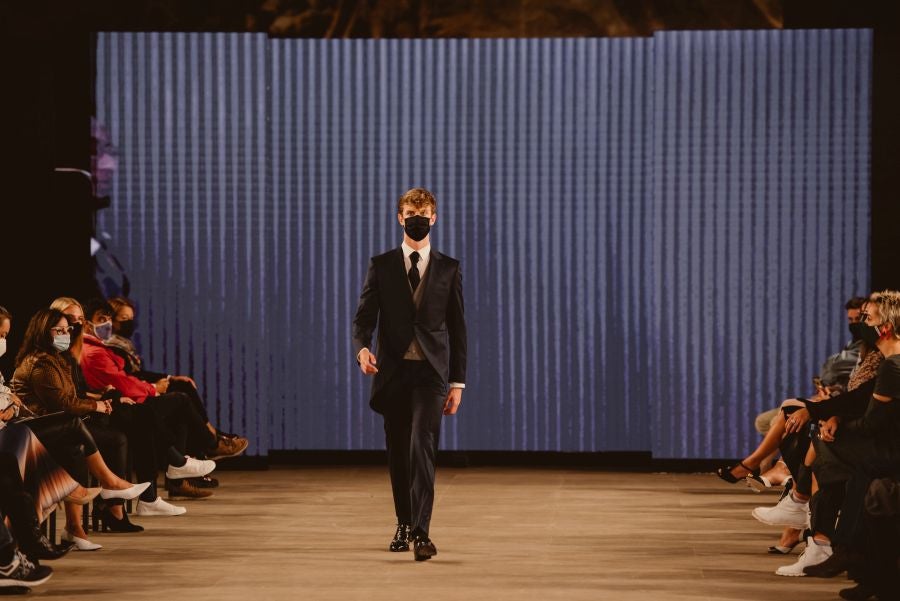 Un catalógo 2021 con propuestas para todo tipo de novios. La firma ha reunido propuestas para todo tipo de ceremonias, desde las más íntimas a las más sociales. La puesta en escena se ha complementado con los diseños de novia más destacados de la firma Yolanda Torres.