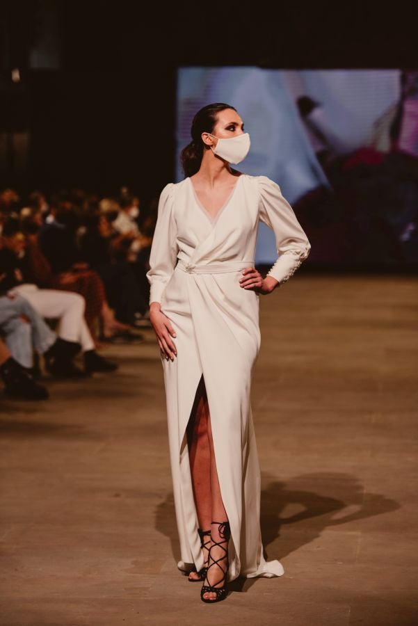 Un catalógo 2021 con propuestas para todo tipo de novios. La firma ha reunido propuestas para todo tipo de ceremonias, desde las más íntimas a las más sociales. La puesta en escena se ha complementado con los diseños de novia más destacados de la firma Yolanda Torres.