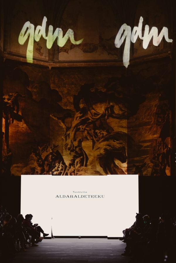 Un catalógo 2021 con propuestas para todo tipo de novios. La firma ha reunido propuestas para todo tipo de ceremonias, desde las más íntimas a las más sociales. La puesta en escena se ha complementado con los diseños de novia más destacados de la firma Yolanda Torres.