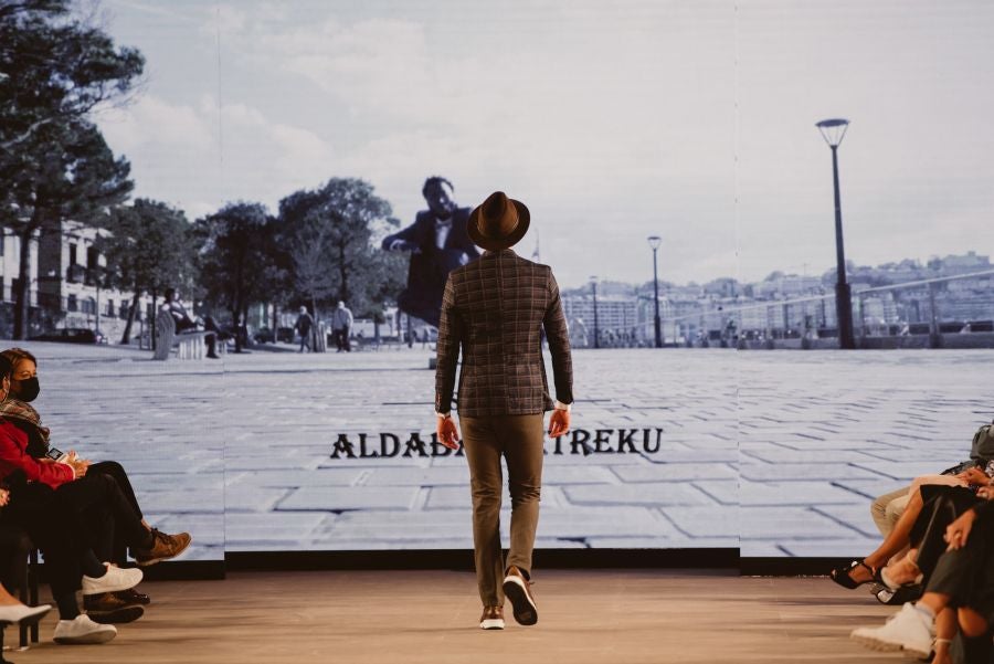 Un catalógo 2021 con propuestas para todo tipo de novios. La firma ha reunido propuestas para todo tipo de ceremonias, desde las más íntimas a las más sociales. La puesta en escena se ha complementado con los diseños de novia más destacados de la firma Yolanda Torres.