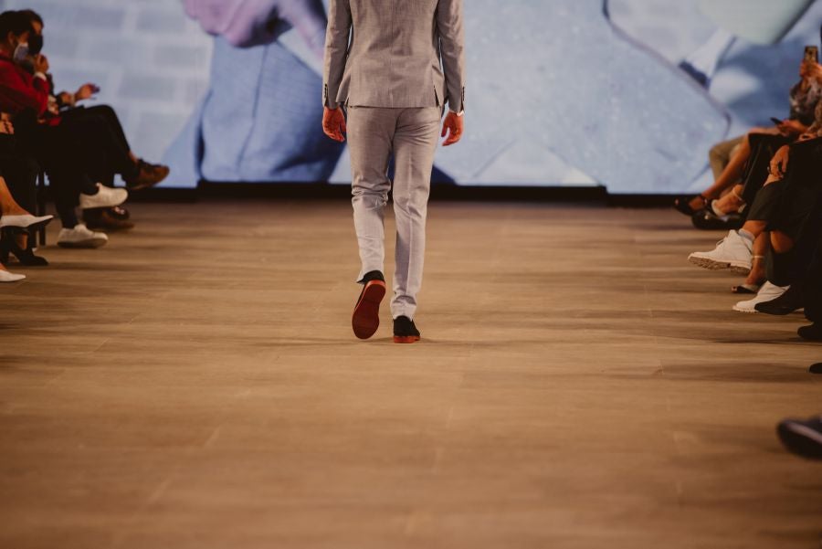 Un catalógo 2021 con propuestas para todo tipo de novios. La firma ha reunido propuestas para todo tipo de ceremonias, desde las más íntimas a las más sociales. La puesta en escena se ha complementado con los diseños de novia más destacados de la firma Yolanda Torres.