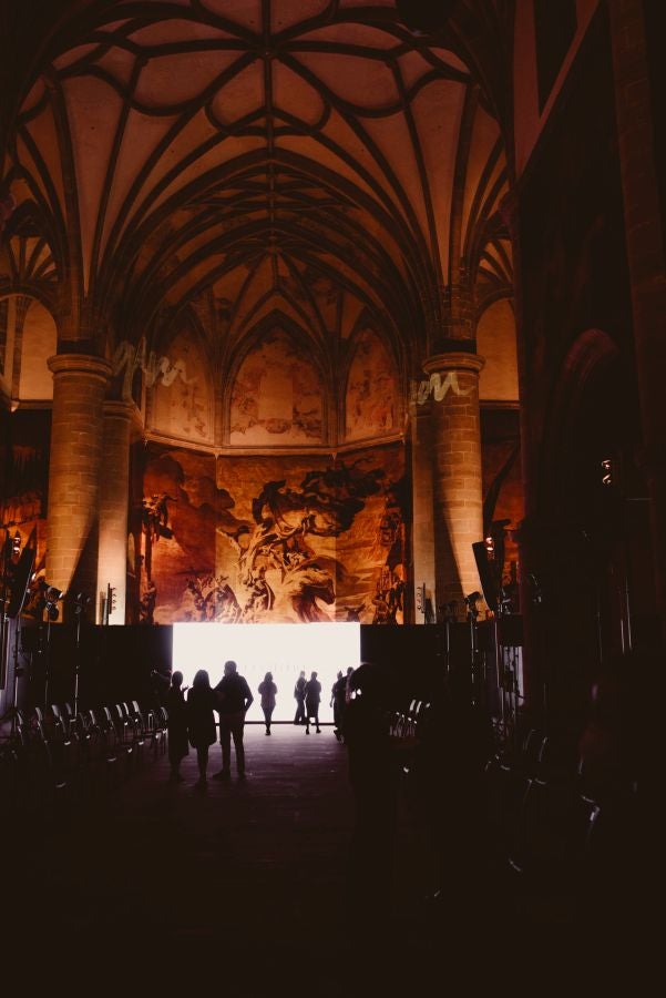 Joyas únicas y modelos de lujo en un desfile inédito. Álex Vallejo debuta sobre la pasarela de San Telmo con una original y emotiva puesta en escena a cargo de Verdini Dantza Taldea. La música y la luz y la coreografía de los bailarines ha sido el hilo conductor para mostrar más de 30 jotas de la firma. 