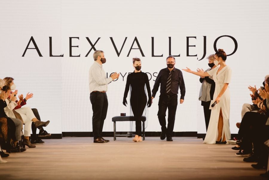 Joyas únicas y modelos de lujo en un desfile inédito. Álex Vallejo debuta sobre la pasarela de San Telmo con una original y emotiva puesta en escena a cargo de Verdini Dantza Taldea. La música y la luz y la coreografía de los bailarines ha sido el hilo conductor para mostrar más de 30 jotas de la firma. 