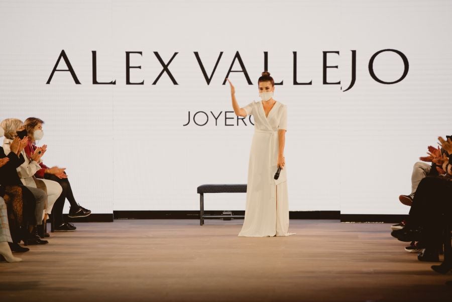 Joyas únicas y modelos de lujo en un desfile inédito. Álex Vallejo debuta sobre la pasarela de San Telmo con una original y emotiva puesta en escena a cargo de Verdini Dantza Taldea. La música y la luz y la coreografía de los bailarines ha sido el hilo conductor para mostrar más de 30 jotas de la firma. 