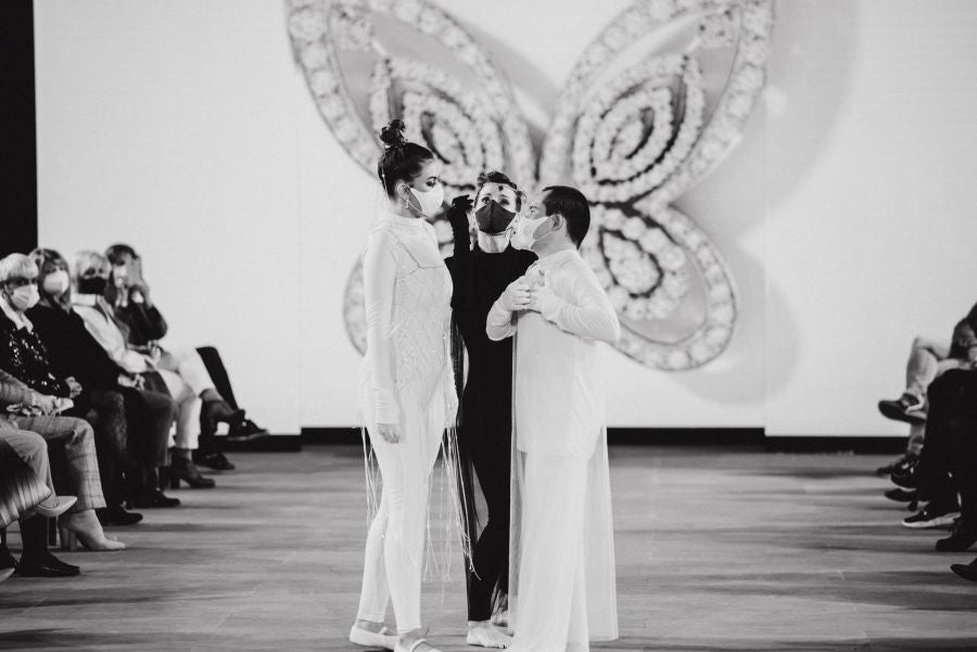 Joyas únicas y modelos de lujo en un desfile inédito. Álex Vallejo debuta sobre la pasarela de San Telmo con una original y emotiva puesta en escena a cargo de Verdini Dantza Taldea. La música y la luz y la coreografía de los bailarines ha sido el hilo conductor para mostrar más de 30 jotas de la firma. 