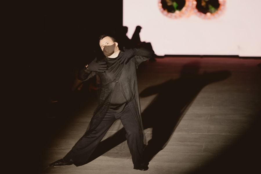 Joyas únicas y modelos de lujo en un desfile inédito. Álex Vallejo debuta sobre la pasarela de San Telmo con una original y emotiva puesta en escena a cargo de Verdini Dantza Taldea. La música y la luz y la coreografía de los bailarines ha sido el hilo conductor para mostrar más de 30 jotas de la firma. 