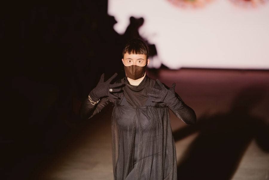 Joyas únicas y modelos de lujo en un desfile inédito. Álex Vallejo debuta sobre la pasarela de San Telmo con una original y emotiva puesta en escena a cargo de Verdini Dantza Taldea. La música y la luz y la coreografía de los bailarines ha sido el hilo conductor para mostrar más de 30 jotas de la firma. 