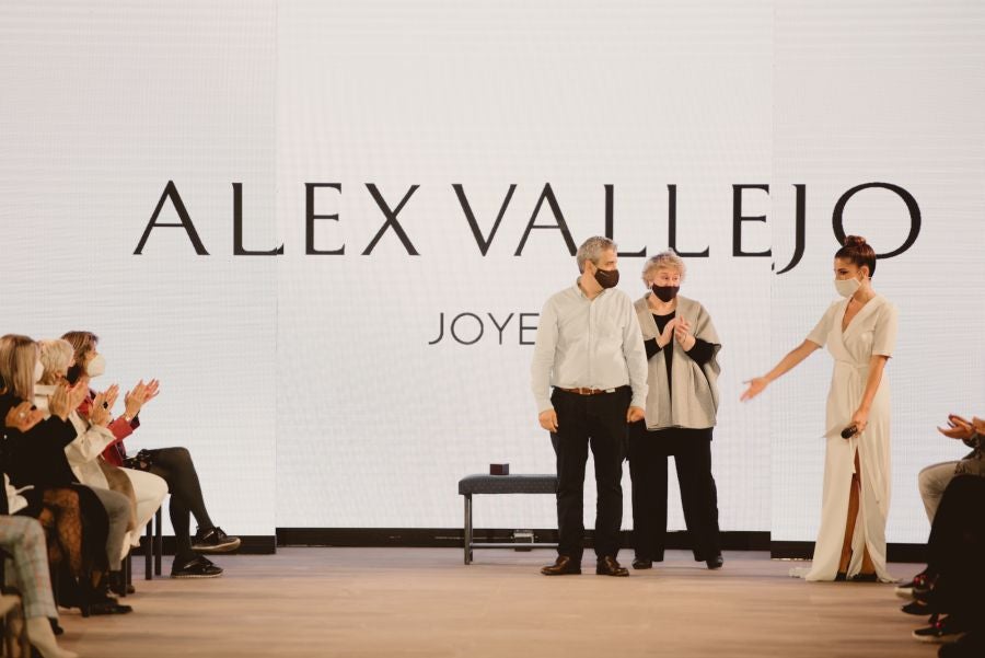 Joyas únicas y modelos de lujo en un desfile inédito. Álex Vallejo debuta sobre la pasarela de San Telmo con una original y emotiva puesta en escena a cargo de Verdini Dantza Taldea. La música y la luz y la coreografía de los bailarines ha sido el hilo conductor para mostrar más de 30 jotas de la firma. 
