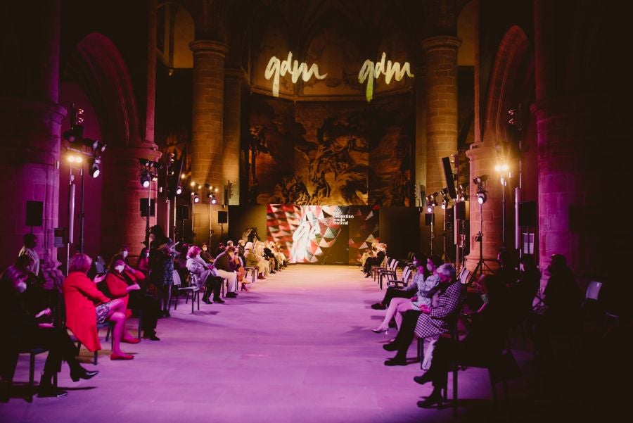 Joyas únicas y modelos de lujo en un desfile inédito. Álex Vallejo debuta sobre la pasarela de San Telmo con una original y emotiva puesta en escena a cargo de Verdini Dantza Taldea. La música y la luz y la coreografía de los bailarines ha sido el hilo conductor para mostrar más de 30 jotas de la firma. 