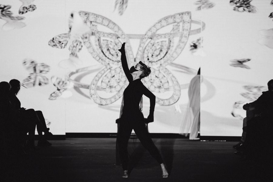 Joyas únicas y modelos de lujo en un desfile inédito. Álex Vallejo debuta sobre la pasarela de San Telmo con una original y emotiva puesta en escena a cargo de Verdini Dantza Taldea. La música y la luz y la coreografía de los bailarines ha sido el hilo conductor para mostrar más de 30 jotas de la firma. 