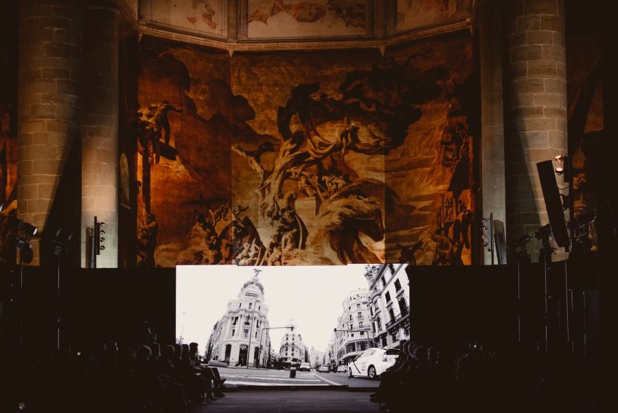 Joyas únicas y modelos de lujo en un desfile inédito. Álex Vallejo debuta sobre la pasarela de San Telmo con una original y emotiva puesta en escena a cargo de Verdini Dantza Taldea. La música y la luz y la coreografía de los bailarines ha sido el hilo conductor para mostrar más de 30 jotas de la firma. 