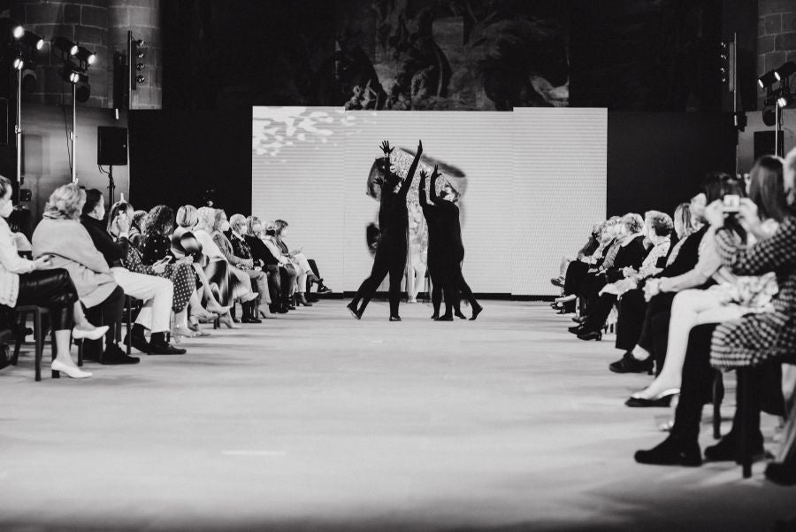 Joyas únicas y modelos de lujo en un desfile inédito. Álex Vallejo debuta sobre la pasarela de San Telmo con una original y emotiva puesta en escena a cargo de Verdini Dantza Taldea. La música y la luz y la coreografía de los bailarines ha sido el hilo conductor para mostrar más de 30 jotas de la firma. 