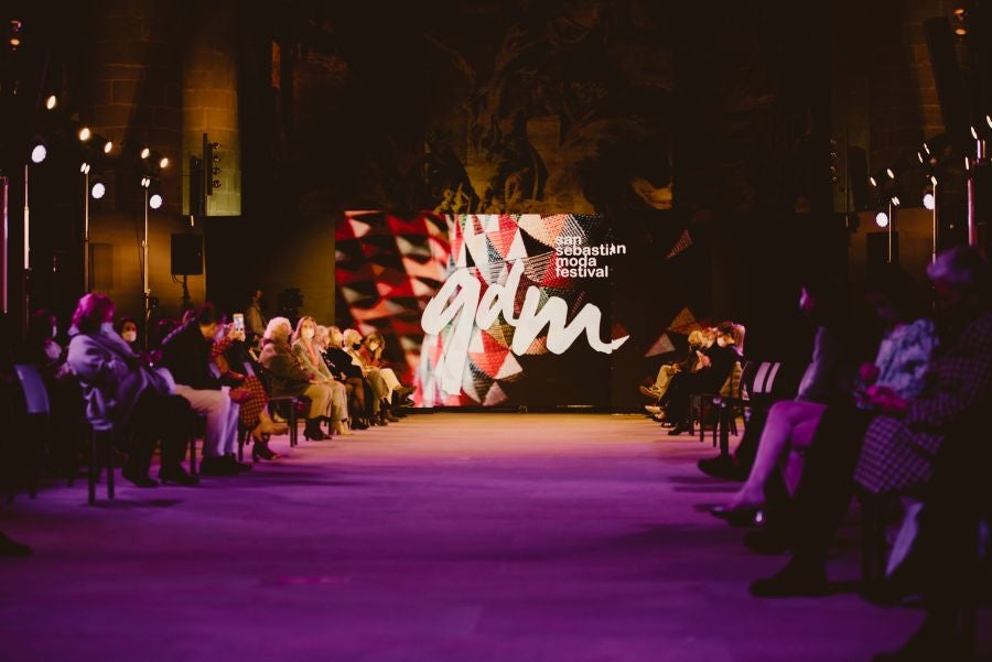 Joyas únicas y modelos de lujo en un desfile inédito. Álex Vallejo debuta sobre la pasarela de San Telmo con una original y emotiva puesta en escena a cargo de Verdini Dantza Taldea. La música y la luz y la coreografía de los bailarines ha sido el hilo conductor para mostrar más de 30 jotas de la firma. 