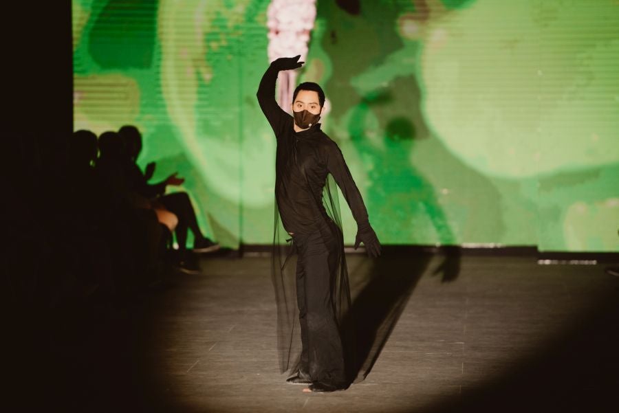 Joyas únicas y modelos de lujo en un desfile inédito. Álex Vallejo debuta sobre la pasarela de San Telmo con una original y emotiva puesta en escena a cargo de Verdini Dantza Taldea. La música y la luz y la coreografía de los bailarines ha sido el hilo conductor para mostrar más de 30 jotas de la firma. 