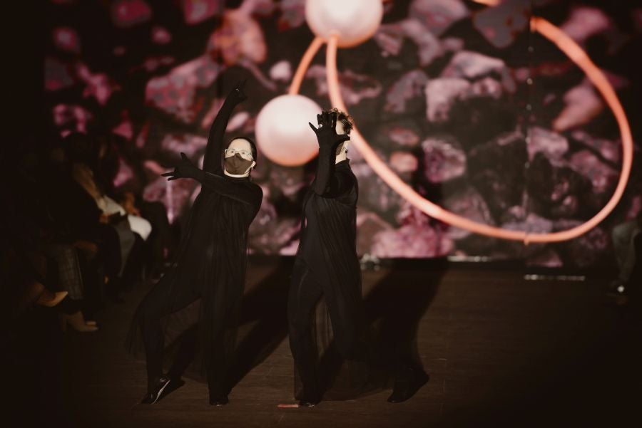 Joyas únicas y modelos de lujo en un desfile inédito. Álex Vallejo debuta sobre la pasarela de San Telmo con una original y emotiva puesta en escena a cargo de Verdini Dantza Taldea. La música y la luz y la coreografía de los bailarines ha sido el hilo conductor para mostrar más de 30 jotas de la firma. 