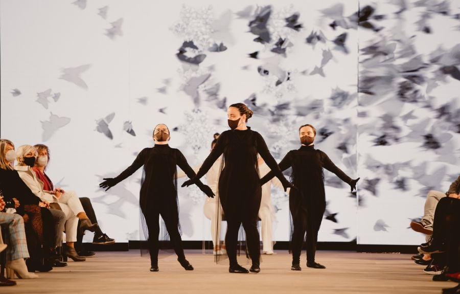 Joyas únicas y modelos de lujo en un desfile inédito. Álex Vallejo debuta sobre la pasarela de San Telmo con una original y emotiva puesta en escena a cargo de Verdini Dantza Taldea. La música y la luz y la coreografía de los bailarines ha sido el hilo conductor para mostrar más de 30 jotas de la firma. 