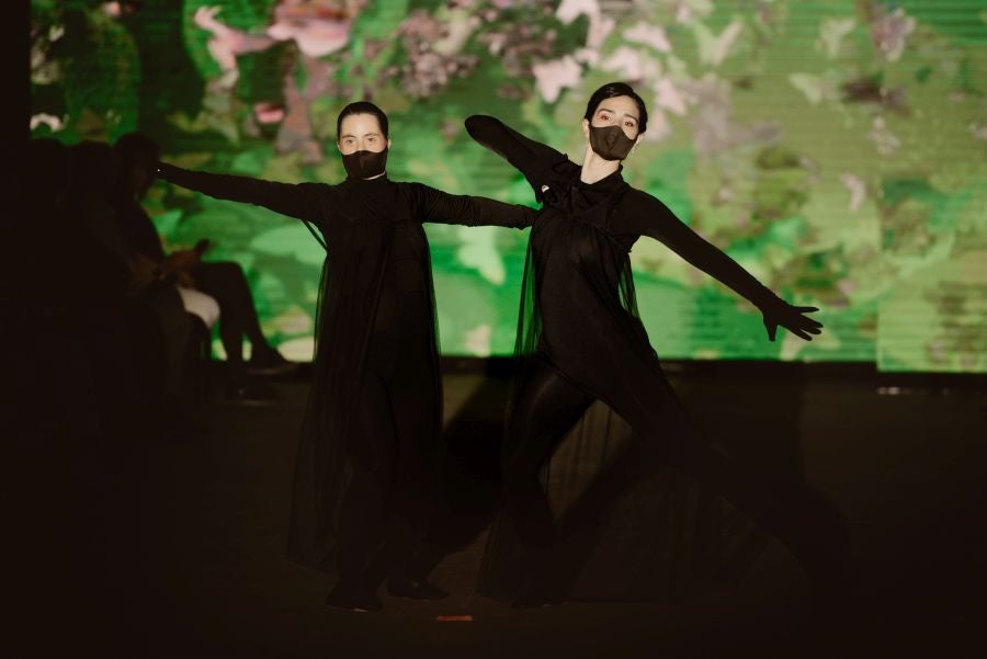 Joyas únicas y modelos de lujo en un desfile inédito. Álex Vallejo debuta sobre la pasarela de San Telmo con una original y emotiva puesta en escena a cargo de Verdini Dantza Taldea. La música y la luz y la coreografía de los bailarines ha sido el hilo conductor para mostrar más de 30 jotas de la firma. 